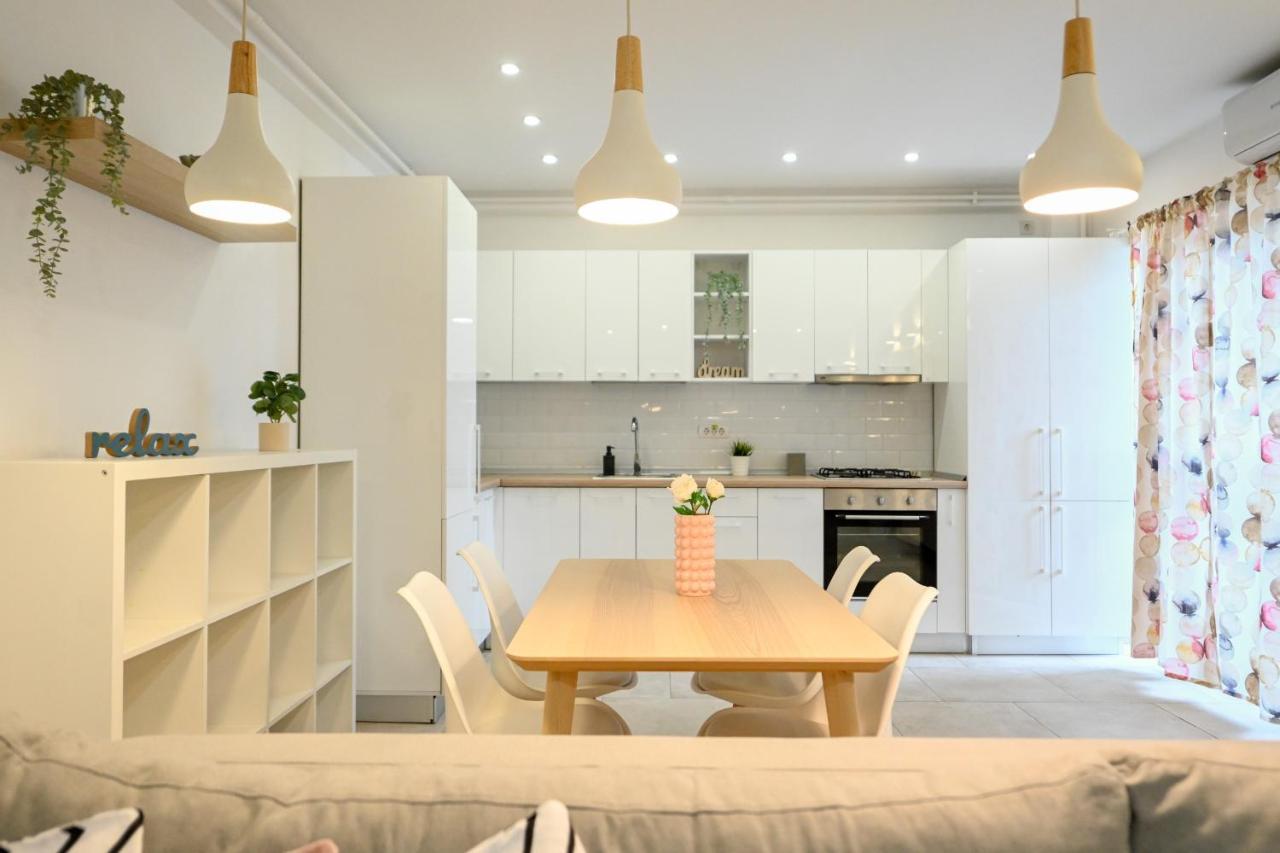 Splendid 2Br Apartment With Breathtaking Views Of Casa Poporului Bucharest Exterior photo